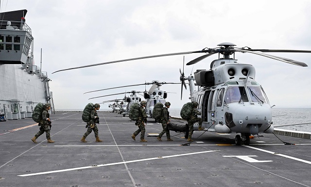 ▲ 해병대 장병들이 독도함에 탑재된 상륙기동헬기 마린온(MUH-1)에 탑승하고 있다.ⓒ해병대