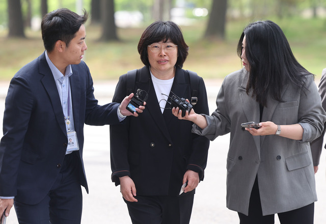 ▲ 유재은 국방부 법무관리관이 26일 해병대 채모 상병 순직 사건 수사외압 의혹 관련 조사를 받기 위해 정부과천청사 고위공직자범죄수사처(공수처)로 들어가고 있다. ⓒ연합뉴스