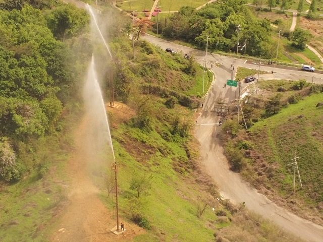 ▲ 산악 스프링클러 작동모습.ⓒ월성본부