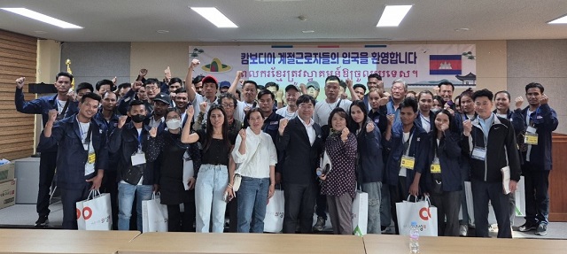 ▲ 의성군은 인력 확보에 어려움을 겪고 있는 관내 농가를 지원하기 위해 캄보디아 계절근로자 32명이 지난 25일 입국했다.ⓒ의성군