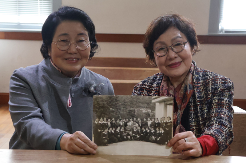 ▲ 1959년 11월 3일 '학생의 날'을 기념한 경무대 방문을 계기로 이승만 대통령을 만나 친구가 된 황영희 효산의료재단 명예이사장(왼쪽·당시 부산여고 3학년)과 최영자 세종대 음악과 명예교수(당시 경남여고 3학년). ⓒ이승만기념재단 제공