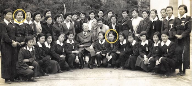 ▲ 학도호국단 운영위원장이었던 황영희(왼쪽 동그라미) 효산의료재단 명예이사장과 최영자(오른쪽 동그라미) 세종대 음악과 명예교수가 1959년 11월 3일 학생의날을 기념해 경무대로 가서 이승만 대통령과 기념사진을 촬영했다. 이승만 대통령에 대해 특별한 추억을 간직하고 있던 둘은 65년 뒤 이승만대통령기념관 건립 모금 운동에 참여하면서 해후했다. ⓒ이승만대통령기념재단