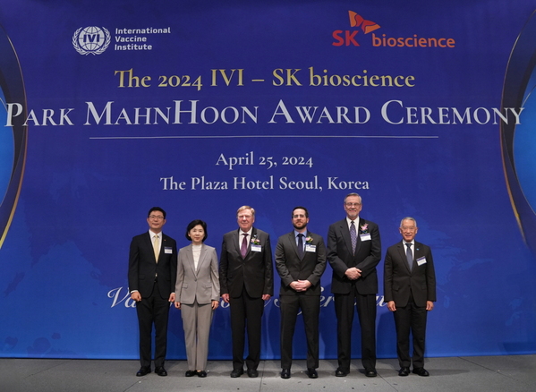 ▲ 지난 25일 플라자서울호텔에서 개최한 '2024 IVI - SK바이오사이언스 박만훈상 시상식'에서 수상자들과 주요 참석자들이 기념촬영했다. 왼쪽부터 안재용 SK바이오사이언스 사장, 지영미 질병관리청장, 얀 홈그렌 교수, 제이슨 멕렐란 교수, 바니 그레이엄 교수, 제롬 김 IVI 사무총장.ⓒSK바이오사이언스