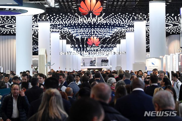 ▲ 세계 최대 이동통신 전시회 '모바일 월드 콩그레스(MWC) 2024'에서 관람객들이 화웨이 부스를 관람하고 있다. ⓒ뉴시스