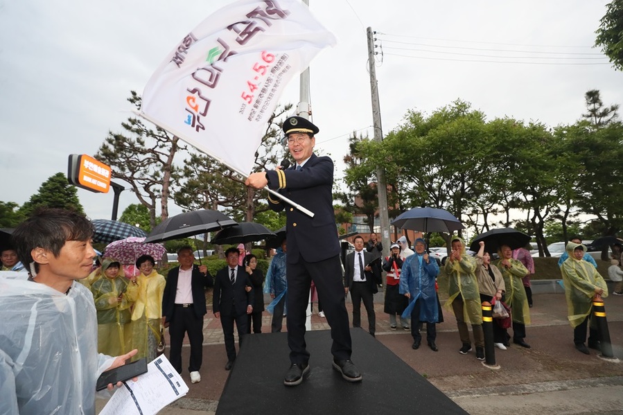 ▲ 제9회 부안군마실축제 기간동안 제복을 입고 참여한 권익현 부안군수.ⓒ부안군 사진 제공.