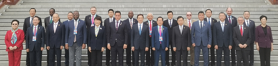 ▲ 2024 청두세계원예박람회 ‘VVIP 라인투어’ 중 금운루(전망대) 앞에서 촬영한 사진. 홍준표 대구광역시장 왼쪽은 ‘한정(韩正)’ 중국 국가 부주석이다.ⓒ대구시