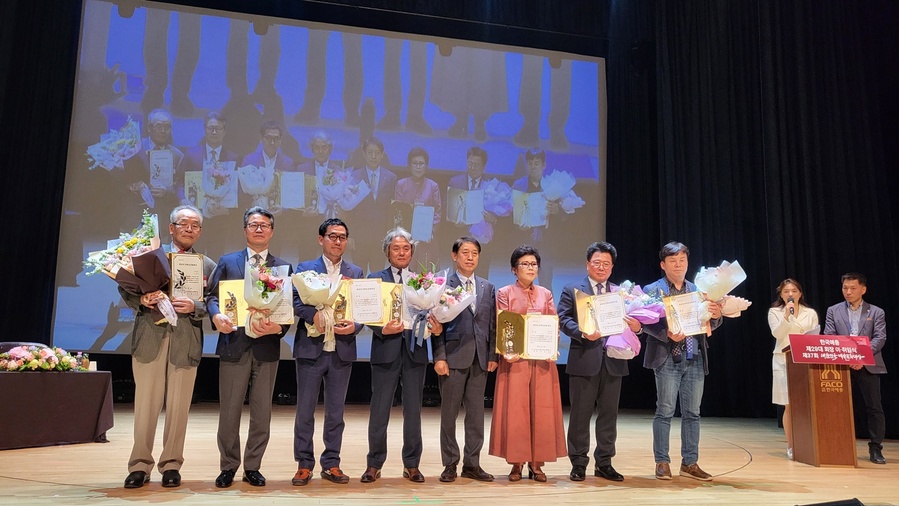 ▲ 민웅기 (사)대구예술문화단체총연합회 부회장 겸 대구사진작가협회 회장이 제37회 대한민국예술문화대상 수상의 영예를 안았다(좌측에서 네 번째).ⓒ대구예총