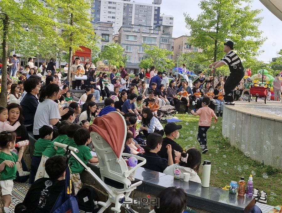 ▲ 마로니에 공원에서 펼쳐진 '드림 버블쇼'에 참가한 원생과 가족들이 앉아 비누거품 버블쇼를 보며 웃음꽃을 피웠다.ⓒ양승갑 기자