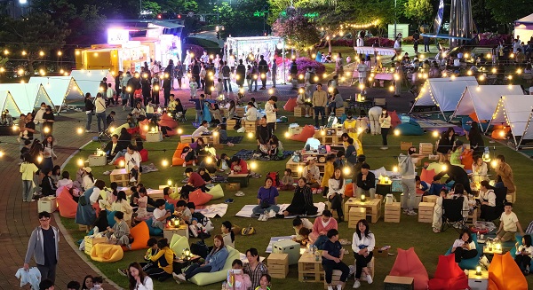 ▲ 대전 동구는 지난 26일 청사 광장에서 개최된‘달빛 야외도서관’ 행사가 많은 주민의 참여 속 성황리에 마무리됐다.ⓒ동구