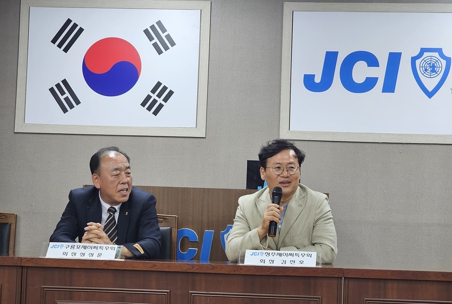 ▲ 김진호 충북 청주JC특우회장(우)과 정성훈 경북 포항시 구룡포JC특우회장이 합동월례회를 주재하고 있다.ⓒ청주JC특우회