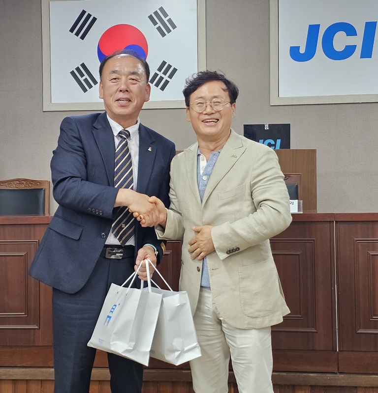 ▲ 김진호 충북 청주JC특우회장(우)과 정성훈 경북 포항시 구룡포JC특우회장이 합동월례회를 마친 뒤 선물을 교환하고 있다.ⓒ청주JC특우회