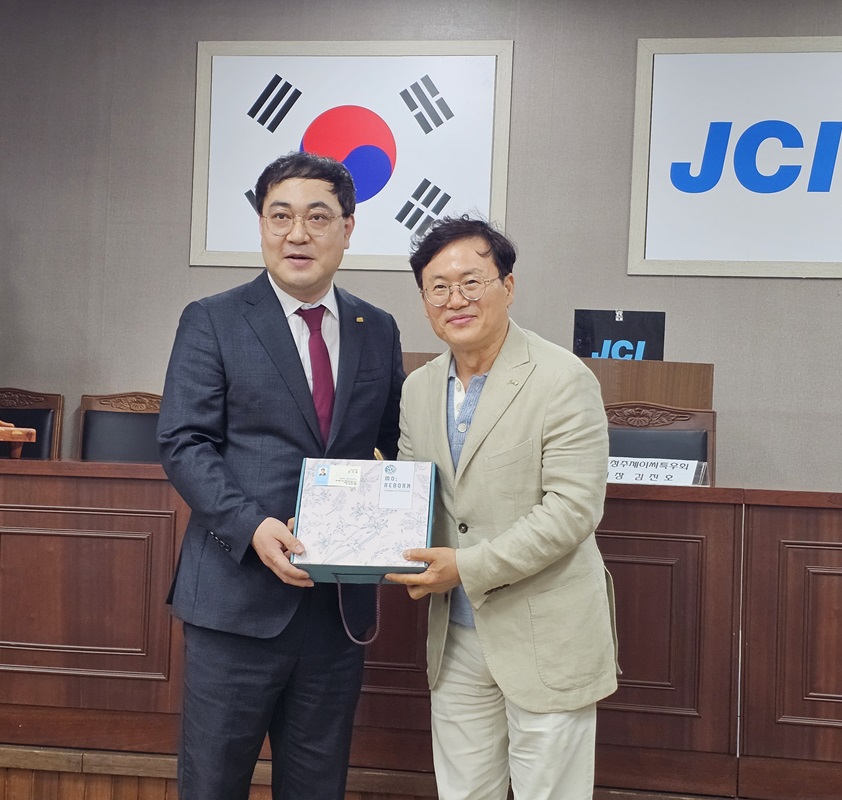 ▲ 김진호 충북 청주JC특우회장(우)이 강석용 경북 포항시 구룡포JC회장에게 선물을 전달하고 있다.ⓒ청주JC특우회