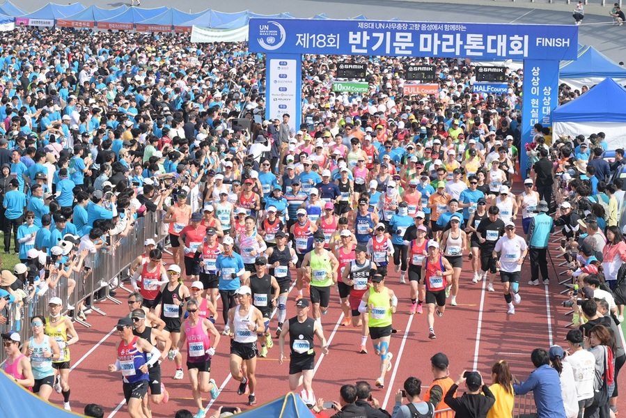 ▲ 제18회 반기문 마라톤대회가 동호인 8500여 명이 참가한 가운데 음성군 일원에서 열렸다.ⓒ음성군