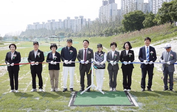 ▲ 대전 서구가 지난 26일 구민들의 건강한 체육 생활을 위한 유등천 파크골프장 개장식을 가졌다.ⓒ서구
