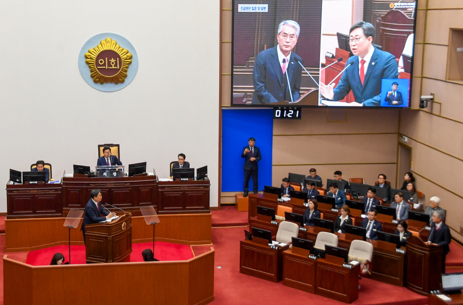 ▲ 노치환 의원과 박종훈 경남도교육감이 도의회 본회의장에서 긴급현안질문과 답변을 하고 있다. ⓒ경남도의회 제공