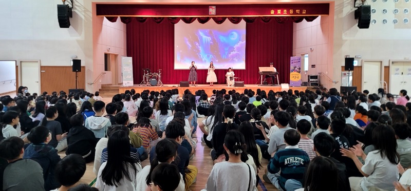 ▲ 세종시교육청이 운영하는 중증 장애인 예술단 '어울림'이 29일 솔빛초등학교에서 첫 번째 공연을 통해 장애인식 개선 활동을 펼치고 있다.ⓒ세종교육청