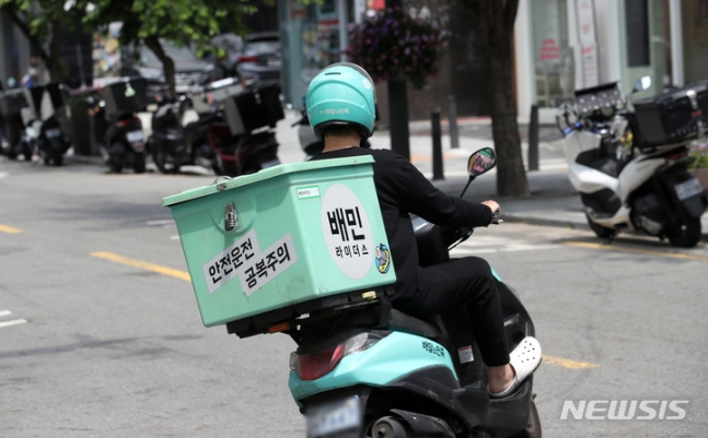 ▲ 서울 시내에서 배달 노동자가 오토바이를 타고 이동하고 있는 모습. ⓒ뉴시스