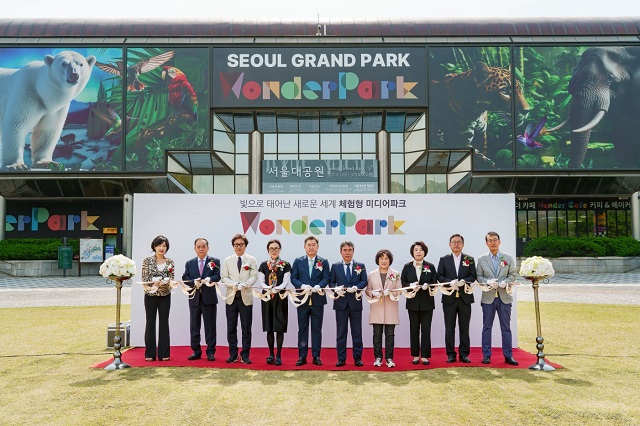 ▲ 29일 오전 경기도 과천시 서울대공원에서 신세계건설 레저부문과 미디어앤스페이스 파트너스가 함께 설립한 ‘매직플로우(Magic Flow)’가 국내 최대 규모의 체험형 미디어파크 '원더파크' 개관식을 열고 정식 개장했다. 개관식에는 (왼쪽 5번째(가운데)부터 오른쪽으로) 이주희 신세계건설 레저부문 대표이사, 유창수 서울시 행정제2부시장, 봉양순 서울시의회 환경수자원위원회 위원장, 신계용 과천시장 등 관계자들이 참석했다.ⓒ매직플로우