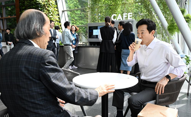 ▲ 오세훈 시장이 강병근 서울시 총괄건축가와 로봇카페에서 커피를 마시고 있다.ⓒ서울시 제공