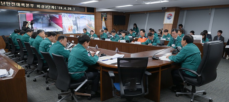 ▲ 최민호 세종시장이 29일 시청 상황실에서 2024년 재난대응 안전한국훈련을 주제하고 있다.ⓒ세종시
