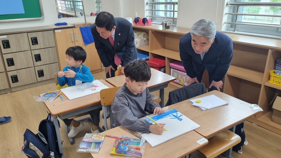 ▲ 김현문 충북도의회 교육위원장(왼쪽)이 29일 청주 중앙초등학교에서 늘봄학교 시범 운영중인 현장을 방문, 관심있에 어린이를 살펴보고 있다.ⓒ충북도의회