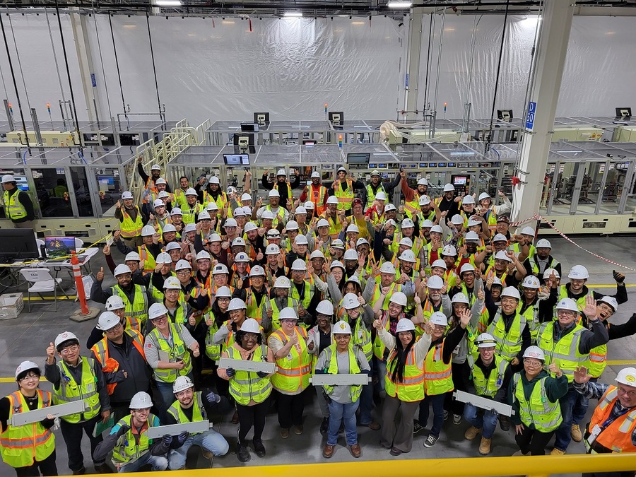 ▲ LG에너지솔루션-GM 합작법인 얼티엄셀즈 제2공장에서 직원들이 첫 생산한 배터리를 들고 있다.ⓒLG에너지솔루션