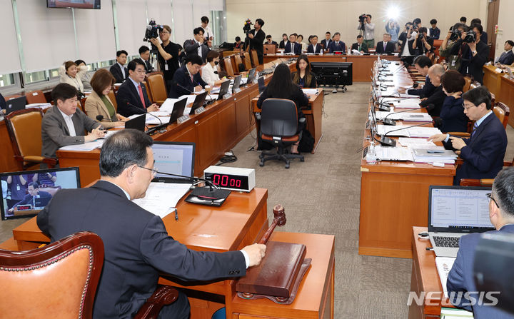 ▲ 주호영 국회 연금개혁특별위원회 위원장이 30일 오전 서울 여의도 국회에서 열린 연금개혁특별위원회 전체회의에서 의사봉을 두드리고 있다. ⓒ뉴시스