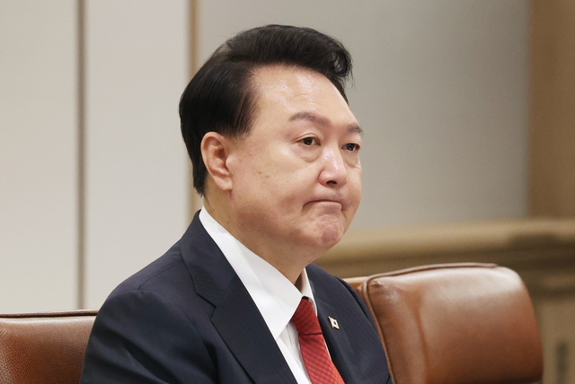 ▲ 윤석열 대통령이 30일 서울 용산 대통령실에서 한·앙골라 확대 정상회담에서 주앙 로렌수 앙골라 대통령의 발언을 듣고 있다. ⓒ연합뉴스