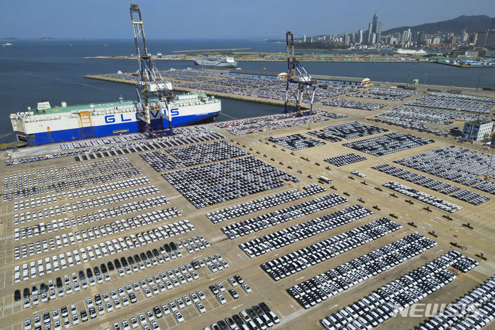 ▲ 2023년 7월5일 중국 동부 산둥성 옌타이의 한 조선소에 수출용 신형 차량이 쌓여 있는 모습. ⓒAP/뉴시스