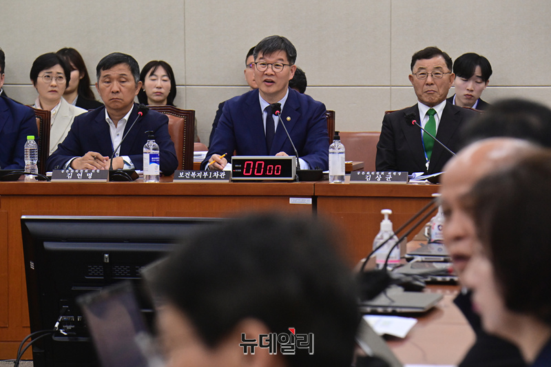 ▲ 이기일 보건복지부 제1차관이 30일 오전 국회에서 열린 연금개혁특별위원회 전체회의에서 의원들의 질문에 답하고 있다.ⓒ이종현 기자