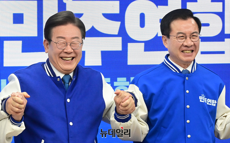 ▲ 이재명 더불어민주당 대표와 윤영덕 더불어민주연합 대표. ⓒ이종현 기자