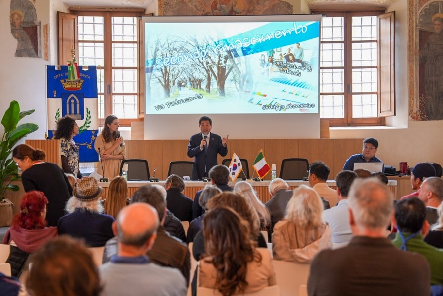 ▲ 증평군이 이탈리아 피에트라산타시와 우호도시 협약을 체결했다. 이재영 군수가 증평을 소개하고 있다.ⓒ증평군