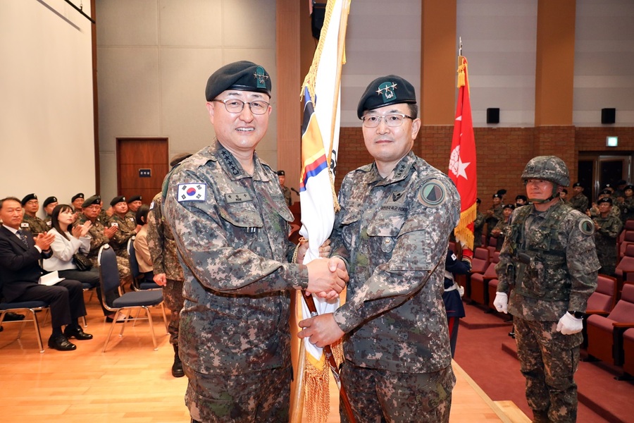 ▲ 신임 육군교육사령관에 정진팔 중장(56)이 30일 취임했다. 사진 왼쪽은 박안수 육군참모총장.ⓒ육군교육사령부