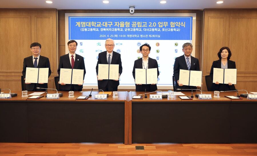 ▲ 계명대가 대구 자율형 공립고 2.0 5개교와 정주형 인재 양성을 위한 업무협약식을 가졌다(정희석 강동고 교장, 김차진 경북여고 교장, 신일희 계명대 총장, 남시일 군위고 교장, 신황규 다사고 교장, 김명옥 포산고 교장 순).ⓒ계명대