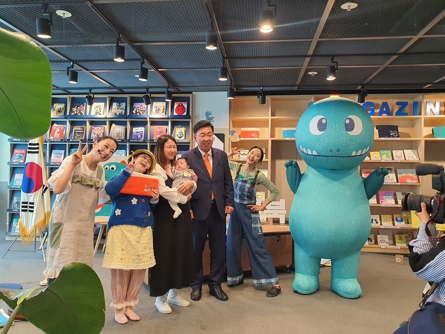 ▲ 청주 독서 대표축제인 ‘청주 아이러북 가족그림책 독서축제’는 11일부터 청주 오송도서관에서 열린다.지난해 행사에 이범석 시장이 참석해 시민들과 포즈를 취했다.ⓒ청주시