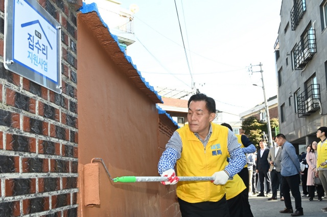 ▲ 이재준 수원시장이 지난해 10월 수원형 저층주거지 집수리 지원사업 1호 기념식에서 페인트를 칠하고 있다.
ⓒ수원시 제공