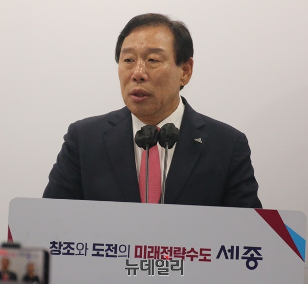 ▲ 최민호 세종시장이 2일 오후종합체육시설 건립 기획재정부 예비타당성 조사 통과 관련 기자회견을 하고 있다.ⓒ이길표 기자