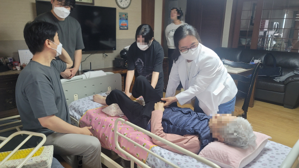 ▲ 대전중구가 내달 4일까지 지역장애인의 재활 촉진과 사회참여 증진을 위해 재가 장애인을 대상으로 가정방문 재활서비스를 진행한다.ⓒ대전중구