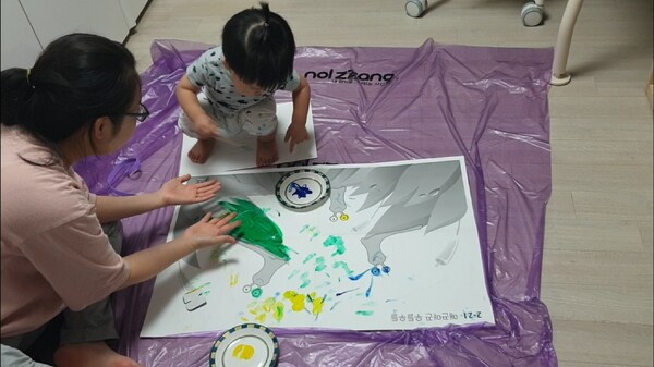 ▲ 부여 보건소가 5월부터 부모와 함께하는 오감 놀이로 아이의 신체활동 향상 및 부모의 친교를 돕기 위해 유아 프로그램인 아기 사랑 오감 놀이 교실을 운영한다.ⓒ부여군