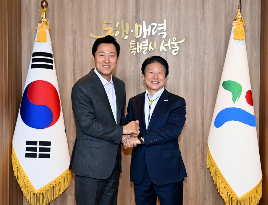 ▲ 이병환 성주군수(왼쪽)가 오세훈 서울시장과 면담후 기념촬영을 하고 있다.ⓒ성주군