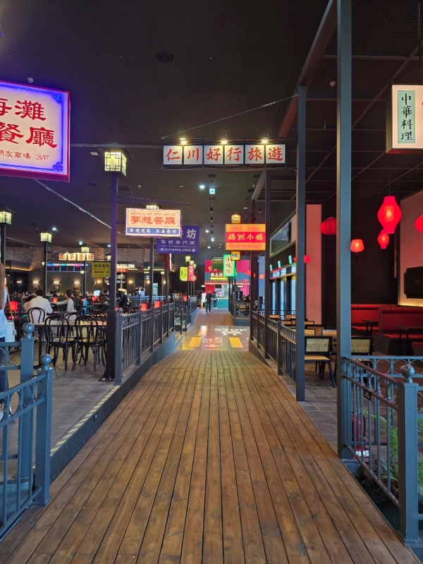 ▲ 푸드코트의 북쪽 공간은 화려한 홍콩의 밤거리를 연상시키는 네온사인과 간판들로 꾸며져 있다. ⓒ최신혜 기자