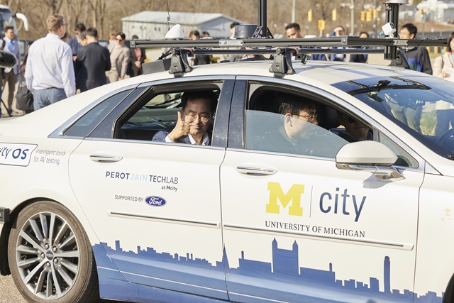 ▲ 김동연 경기도지사가 지난해 미국 방문 당시 미시간대학교에서 'Mcity 자율주행차량'에 탑승해 체험하고 있다. ⓒ경기도 제공