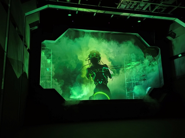 ▲ 휴머노이드, 새 행성의 또 다른 인간이 EDM을 디제잉하고 춤추는 모습ⓒ최신혜 기자