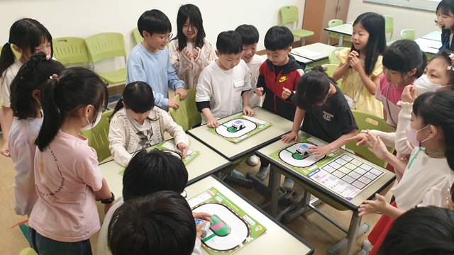 ▲ 수원 천일초등학교 학생이 청개구리 스펙(SPPEC) 사업의 일환인 수원형 특화교실 'AI·로봇' 프로그램에 참여하고 있다. ⓒ천일초등학교 제공