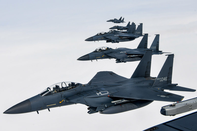 ▲ 공군 제11전투비행단은 2024 자유의 방패연습과 연계하여 지난 3월 6일 '즉·강·끝' 태세 완비를 위한 24-2차 비수(PISU) 훈련을 실시했다. 사진은 훈련에 참가한 F-15K가 임무공역에서 적 순항미사일 요격임무를 완수하고 복귀하고 있는 모습.(사진=공군 제공) ⓒ뉴시스