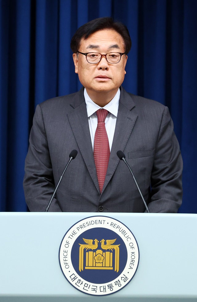 ▲ 정진석 비서실장이 2일 서울 용산 대통령실 청사에서 야당의 '채상병 특검법' 단독 처리와 관련해 대통령실 입장을 밝히고 있다. 2024.05.02. ⓒ뉴시스