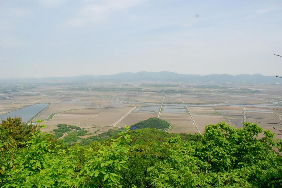 ▲ 도비산 능선에서 만나는 바위 조망터.ⓒ진경수 山 애호가