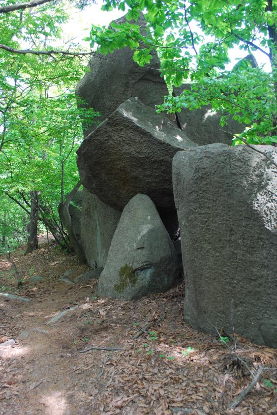 ▲ 산길에서 만나는 기기묘묘한 바위들.ⓒ진경수 山 애호가