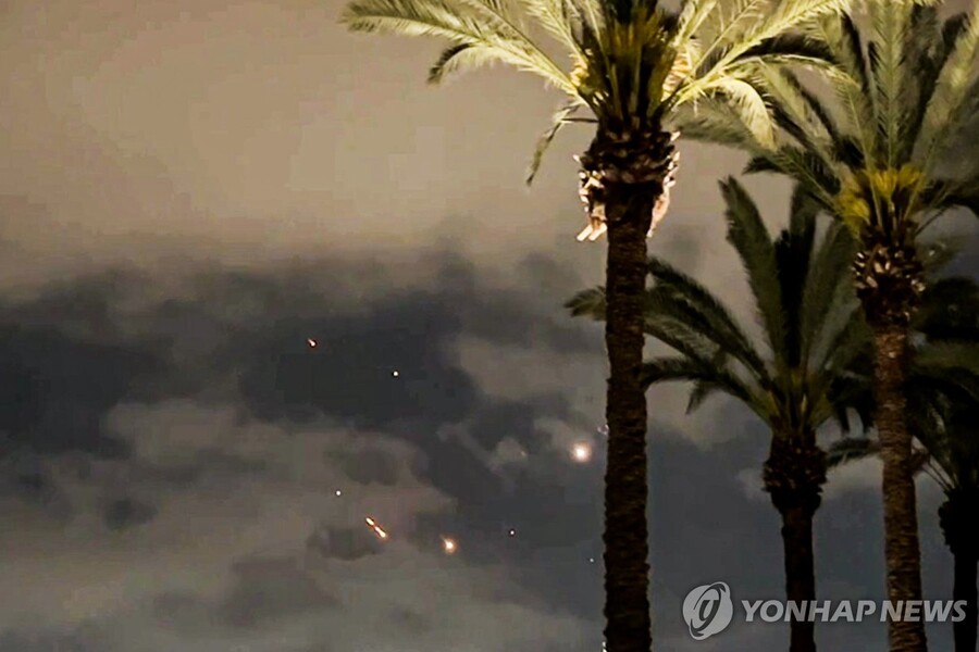 ▲ 지난 달 14일 이스라엘 수도 텔아비브 상공에서 드론과 미사일 공격에 맞서 이스라엘 방공 시스템이 가동되고 있다. ⓒ타스/연합뉴스