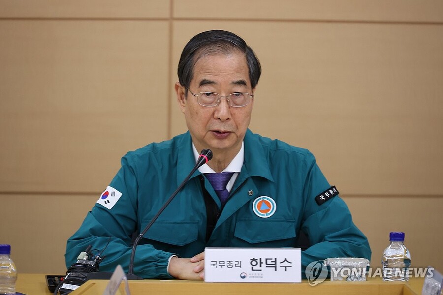 ▲ 한덕수 국무총리가 3일 오전 의사 집단행동 관련 현장 점검을 하기 위해 경기도 고양시 국립암센터를 찾아 의료진을 격려하고 있다.ⓒ연합뉴스